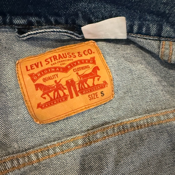 Levi's Classic Blue Jean Jacket - Picture 7 of 8